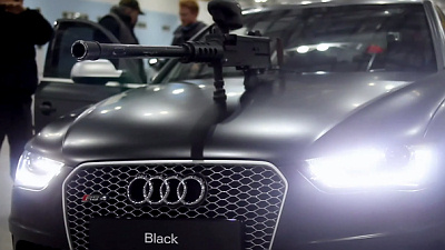 Audi RS4 Avant с ружьем для пейнтбола Audi RS4 Avant с ружьем для пейнтбола