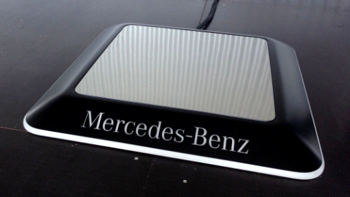 Один из элементов системы беспроводной зарядки Mercedes