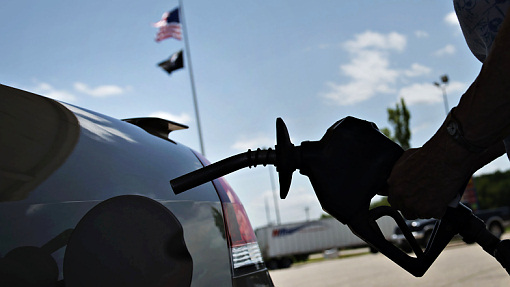 Литр бензина в США подешевел до 9 рублей