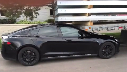 Tesla Model S после столкновения с грузовиком