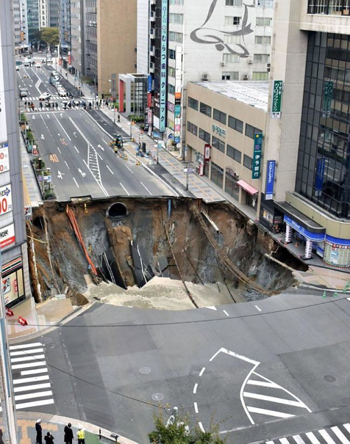 В Японии за двое суток «залатали» огромную яму на дороге