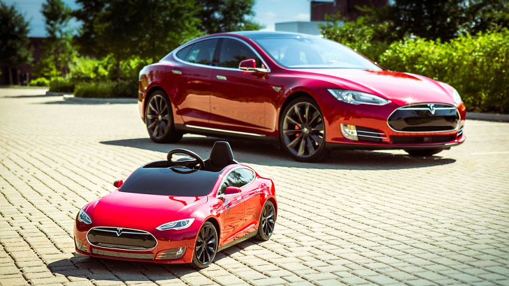 Tesla Model S: игрушечная и настоящая