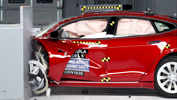 Tesla Model S в ходе краш-теста
