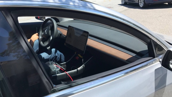 Интерьер электрокара Tesla Model 3