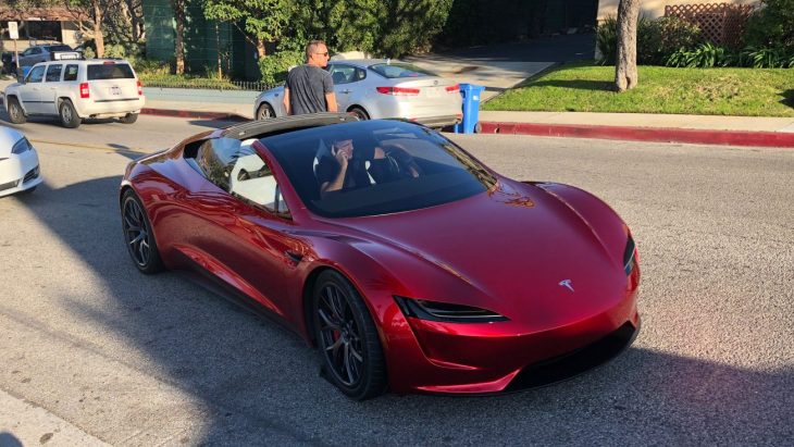Новый Tesla Roadster на дорогах Лос-Анджелеса