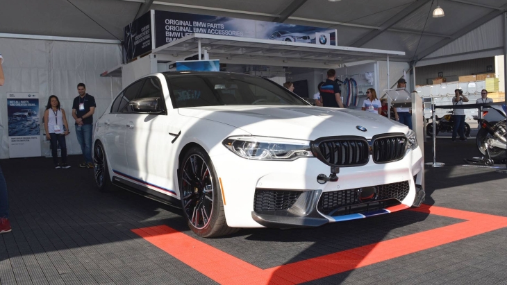 «Заряженный» седан BMW M5 M Performance