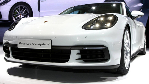 Porsche Panamera & Panamera 4 E-Hybrid Porsche Panamera & Panamera 4 E-Hybrid