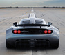 Суперкар построен на глубоко модернизированной платформе Lotus Elise и весит всего 1244 килограмма. Иными словами, отношение мощности к массе у этого автомобиля составляет 1:1