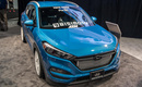 Кроссовер <A href='http://www.livecars.ru/news/2015/09/21/hyundai_tucson_bisimoto/' class=link target='_blank'>Hyundai Tucson из гаража Bisimoto Engineering</A>. <p> Оснащен 2,4-литровой «турбочетверкой», способной состязаться в мощности с суперкаром Lamborghini Aventador (700 лошадиных сил)