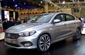В Fiat говорят, что конкурент Skoda Rapid предлагает самое большое в классе пространство для ног задних пассажиров и передовую мультимедийную систему Uconnect с голосовым управлением, сенсорным дисплеем и опциональными навигацией и камерой заднего вида.
