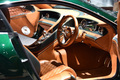 Прототип Bentley EXP 10 Speed 6, с которого стоило бы снять баллы за непроизносимое название, сочетает в себе лаконичный и спортивный дизайн экстерьера и традиционно роскошный салон. <p>Автомобиль укомплектован двумя спортивными сиденьями с обивкой из стеганой кожи, 12-дюймовым сенсорным дисплеем на центральной консоли с отделкой из алюминия, меди и вишневого дерева, полностью цифровой приборной панелью и четырьмя пошитыми на заказ кожаными сумками.