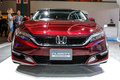 К технической начинке Honda Clarity претензий нет. Модель использует силовую установку с водородными топливными элементами уменьшенного размера (на 33%), имеющую максимальную отдачу 177 лошадиных сил (300 Нм). Энергия, произведенная энергоблоком, запасается в литий-ионных аккумуляторах. Отсутствие коробки передач обеспечивает автомобилю мгновенное и плавное ускорение.