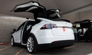Увы, но «морда» Model X выглядит несколько «лысовато». Зато смотреть на электрокроссовер сзади – одно удовольствие. Особенно, когда в движение приходят задние двери типа «крылья сокола». По замыслу разработчиков, с ними пассажиры второго и третьего ряда сидений смогут с удобством погрузиться в салон даже на очень тесной парковке.