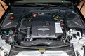 Пусть C350e и использует аккумуляторы послабее, чем у конкурента (из-за этого запас хода на электротяге сокращается до 31 километра), суммарная отдача силовой установки у него больше — 279 лошадиных сил. <p>Результат – разгон с места до «сотни» за 5,9 секунды (6,2 секунды у универсала) и максимальная скорость 250 километров в час (246 у универсала).