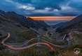 И, наконец, — румынское <strong>Трансфэгэрашское шоссе (Transfagarasan)</strong> — великолепная дорога через Карпаты, открытая для движения с июня по октябрь. В другое время года на ней небезопасно
