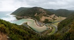 <strong>Великая Океанская Дорога</strong> в Австралии (Great Ocean Road) протянулась на 243 километров по тихоокеанскому побережью штата Виктория. Она связывает города Торкуэй и Аллансфорд
