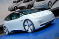 <A href='https://www.livecars.ru/photo/2016/09/30/volkswagen_id_ev_concept/' class=link target='_blank'>Volkswagen ID Concept</A> <p>И снова на грешную землю. В отличие от торпедовидного Mercedes, новый компактный прототип <strong>Volkswagen ID</strong> построен с прицелом на вполне реальное будущее. Не зря «малыш» выглядит как немного приукрашенный серийный Golf