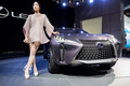 <A href='https://www.livecars.ru/photo/2016/09/29/lexus_ux_concept/' class=link target='_blank'>Lexus UX Concept</A> <p>Девушка в платье из рыбацкой сети прекрасна, но главный герой фотографии не она, а субкомпактный концептуальный кроссовер <strong>Lexus UX</strong>