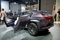 Сочиняя дизайн новинки, специалисты Lexus превзошли сами себя, смешав воедино самые острые углы и самые мягкие изгибы. Серо-серебристые вставки встречаются в самых неожиданных местах и принимают самые неожиданные формы