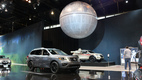 Nissan окончательно <A href='https://www.livecars.ru/video/2016/10/28/nissan_rogue/' class=link target='_blank'>помешался</A> на «Звездных войнах». Настолько, что повесил над своим стендом надувную Звезду смерти...