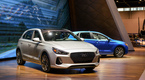 Модель выгодно отличается от седана Elantra более спортивным и выразительным дизайном, хотя и использует тот же 2-литровый турбомотор мощностью 201 лошадиная сила от седана Elantra Sport