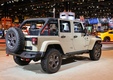 Wrangler Rubicon Recon отличается от обычного Wrangler Rubicon завышенной подвеской, новым капотом, красными акцентами на кузове и в салоне, укороченными порогами и увеличенными шинами диаметром 35 дюймов