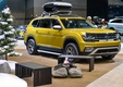 Автомобиль демонстрирует новую линейку аксессуаров VW для семиместного Atlas. Подробности — <A href='https://www.livecars.ru/news/2017/02/09/volkswagen_atlas_weekend_edition/' class=link target='_blank'>здесь</A>