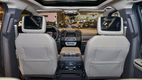 В моторном отсеке Ford Expedition можно найти 3,5-литровый двигатель EcoBoost V6 с двумя турбинами мощностью 365 лошадиных сил, в пару к которому устанавливается 10-диапазонный «автомат». Модель доступна как с задним, так и с передним приводом