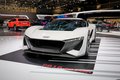 PB18 E-Tron — это полностью электрический суперкар Audi, который оснащается тремя электромоторами комбинированной мощностью в 671 лошадиную силу и 812 Нм крутящего момента. При этом на передней оси размешен один электромотор на 201 л.с., а на задней установлены две силовые установки обще мощностью 604 л.с.