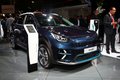Максимальный интерес к модели KIA e-Niro вызван показателями дальности пробега на одной зарядке. По информации KIA, в версии с батареей на 64 кВт автомобиль сможет проезжать до 485 километров, а в городском цикле на небольших скоростях еще больше — до 615 километров