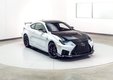 Обновленный RC F получил новый дизайн фар и передней части автомобиля, включая решетку радиатора, а также измененный задний бампер и новые задние фонари
