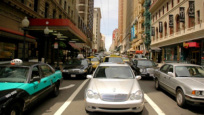 автомобили, стоящие на перекрестке