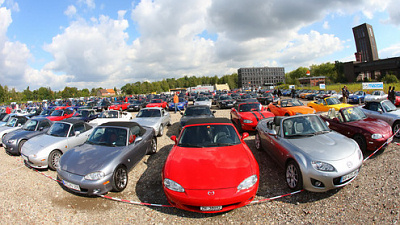 Mazda MX-5, собравшиеся на стоянке индустриального комплекса Цольферайн