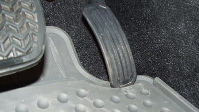 застрявшая педаль акселератора на Toyota