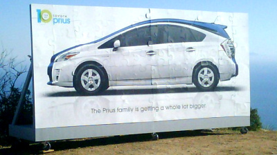 силуэт нового автомобиля за современной модификацией Toyota Prius