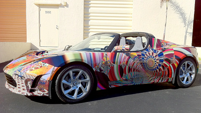 разукрашенный электрокар Tesla
