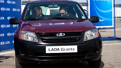 Владимир Путин (справа) за рулем Lada Granta