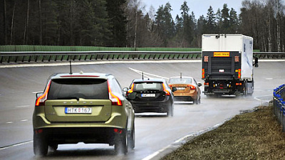 колонна, на автопилоте движущаяся за грузовиком 