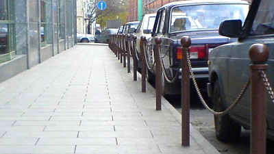 Московские тротуары защитят от машин столбиками