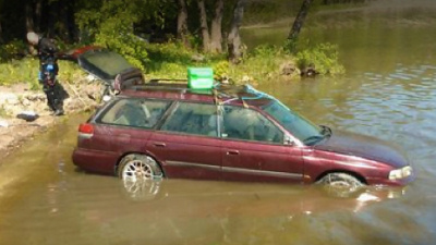 вытянутый со дна озера Subaru Legacy 