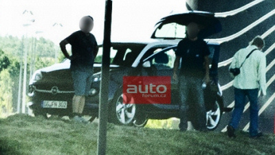 Opel Adam во время съемок для рекламной брошюры