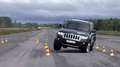 Jeep Grand Cherokee во время «лосиного теста» Jeep Grand Cherokee во время «лосиного теста»