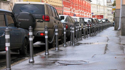 Московские тротуары защитят от автомобилистов к концу августа 