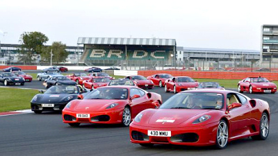 Британцам удалось собрать вместе почти тысячу Ferrari