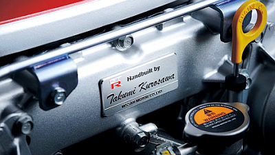 табличка на двигателе обновленного Nissan GT-R