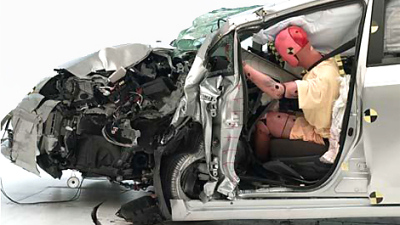 Toyota Prius V после теста на лобовой удар с 25-процентным перекрытием