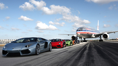 родстеры Lamborghini Aventador на взлетно-посадочной полосе аэропорта Майами