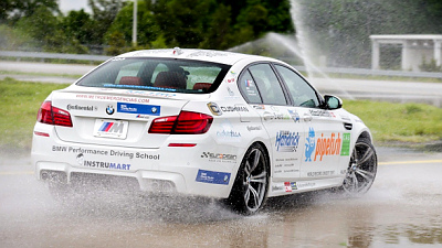 BMW M5 в управляемом заносе