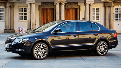 Skoda Superb у президентского дворца в Праге