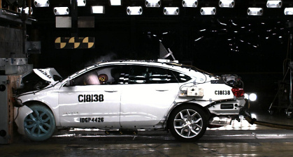 Chevrolet Impala в ходе краш-теста 